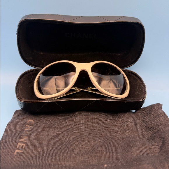 CHANEL Women's Sunglasses Oversized White Frame - Picture 3 of 13